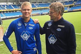 宋凯出席中国体育美术作品展览，与奥运冠军金牌合影