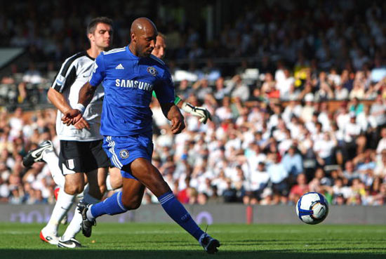 法兰克福客胜后球迷区突发火情，还有球迷从高处坠落后被送医