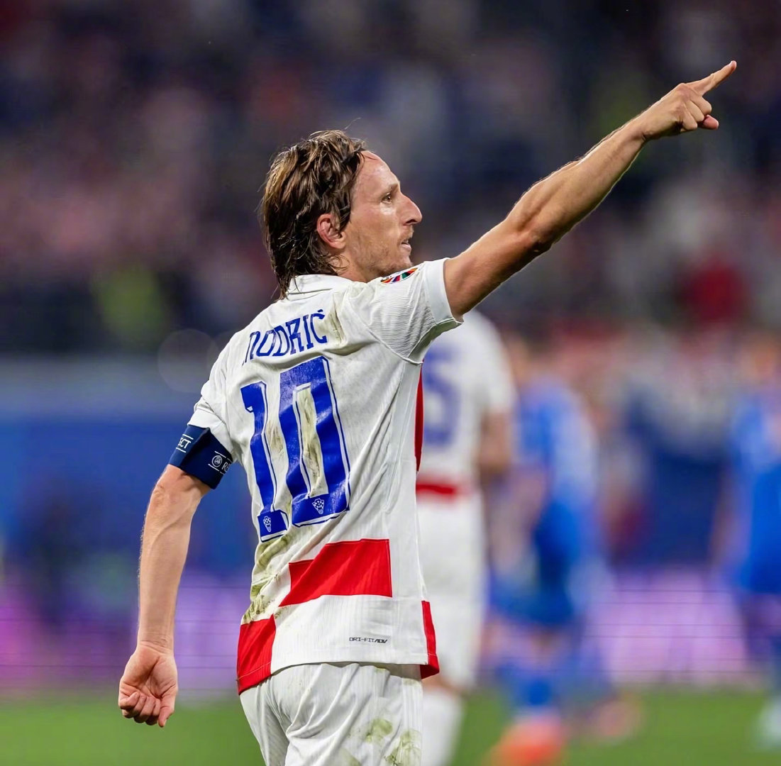 门德斯：不知道为啥有这么多关于亚马尔的噪音，我们都年轻过