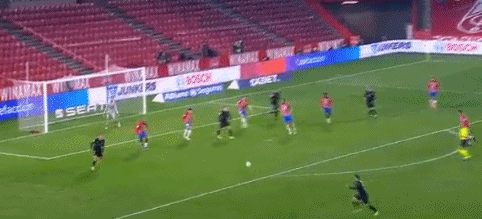 英超第13轮切尔西对阵阿森纳，双方均状态出色，争夺争冠席位，赛果待定。