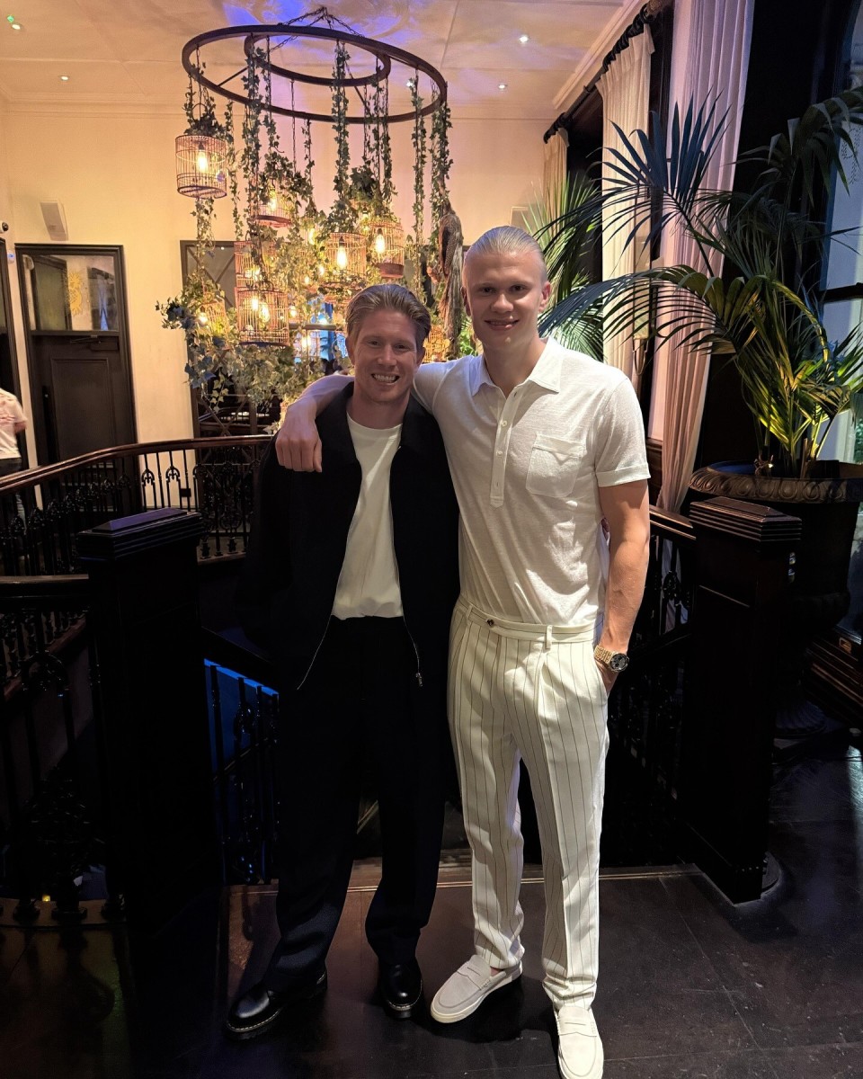 横看成岭侧成峰，乔治娜晒出差照秀出傲人身材